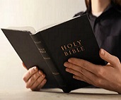 Que teu sorriso materno acalme nossos medos e fortaleça nossa fé.