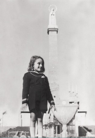 Menina no Monumento em 1954